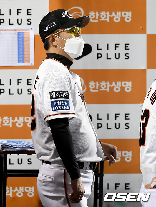 10일 오후 대전 한화이글스파크에서 ‘2020 신한은행 SOL KBO 리그’ 한화 이글스와 SK 와이번스의 경기가 열렸다.3회말 한화 최원호 대행이 그라운드를 바라보고 있다./ksl0919@osne.co.kr