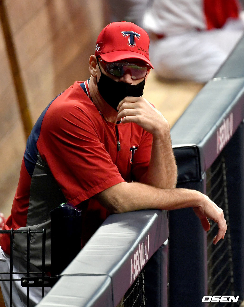 경기 시작을 앞두고 KIA 윌리엄스 감독이 더그아웃에서 생각에 잠겨 있다. / dreamer@osen.co.kr