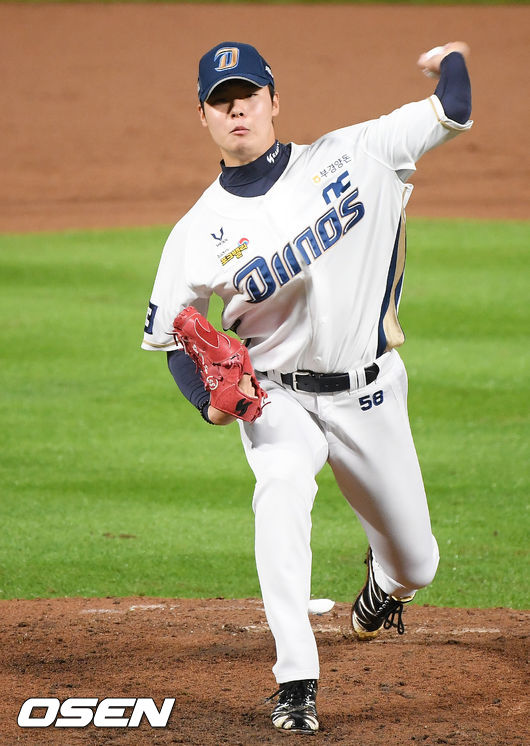 3일 오후 창원 NC파크에서 ‘2020 신한은행 SOL KBO리그’ NC 다이노스와 KIA 타이거즈의 경기가 열렸다.9회초 마운드에 오른 NC 김영규가 힘차게 공을 뿌리고 있다./ rumi@osen.co.kr