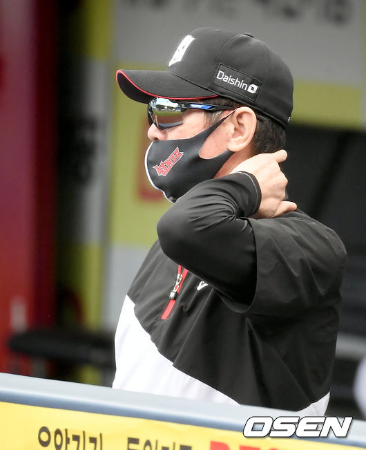 30일 오후 대구삼성라이온즈파크에서 ‘2020 신한은행 SOL KBO 리그’ 삼성 라이온즈와 KT 위즈의 경기가 열렸다.1회말 KT 이강철 감독이 그라운드를 바라보고 있다./ksl0919@osen.co.kr