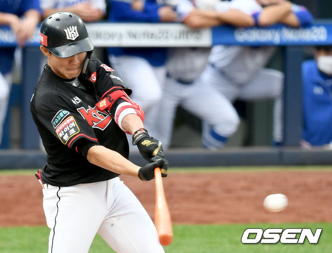 30일 오후 대구삼성라이온즈파크에서 ‘2020 신한은행 SOL KBO 리그’ 삼성 라이온즈와 KT 위즈의 경기가 열렸다.9회초 2사 1, 3루 KT 심우준이 동점 1타점 적시타를 날리고 있다./ksl0919@osen.co.kr