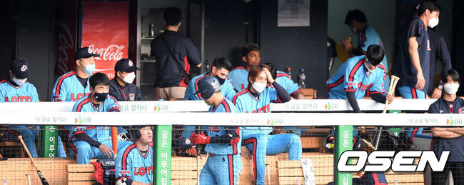 경기 종료 후 롯데 선수들이 아쉬운 표정으로 경기장을 나가고 있다. /sunday@osen.co.kr