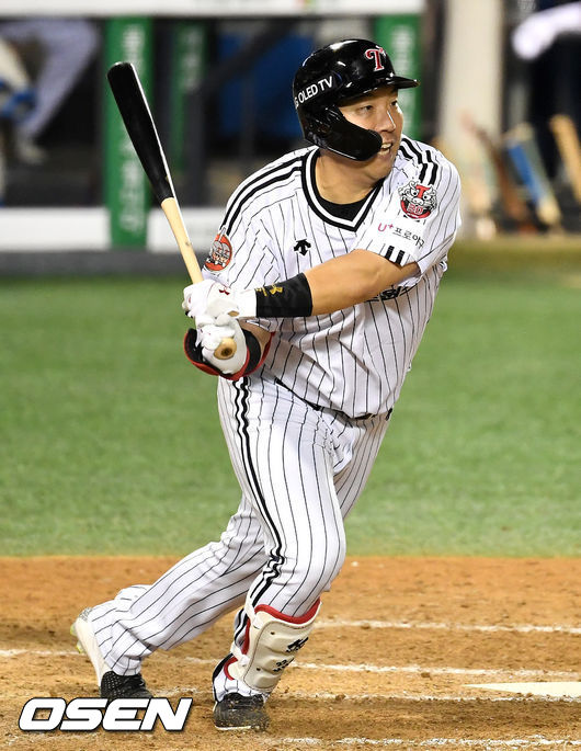 8회말 1사 1루 상황 LG 김현수가 추격의 우익선상 1타점 2루타를 날리고 있다. / dreamer@osen.co.kr