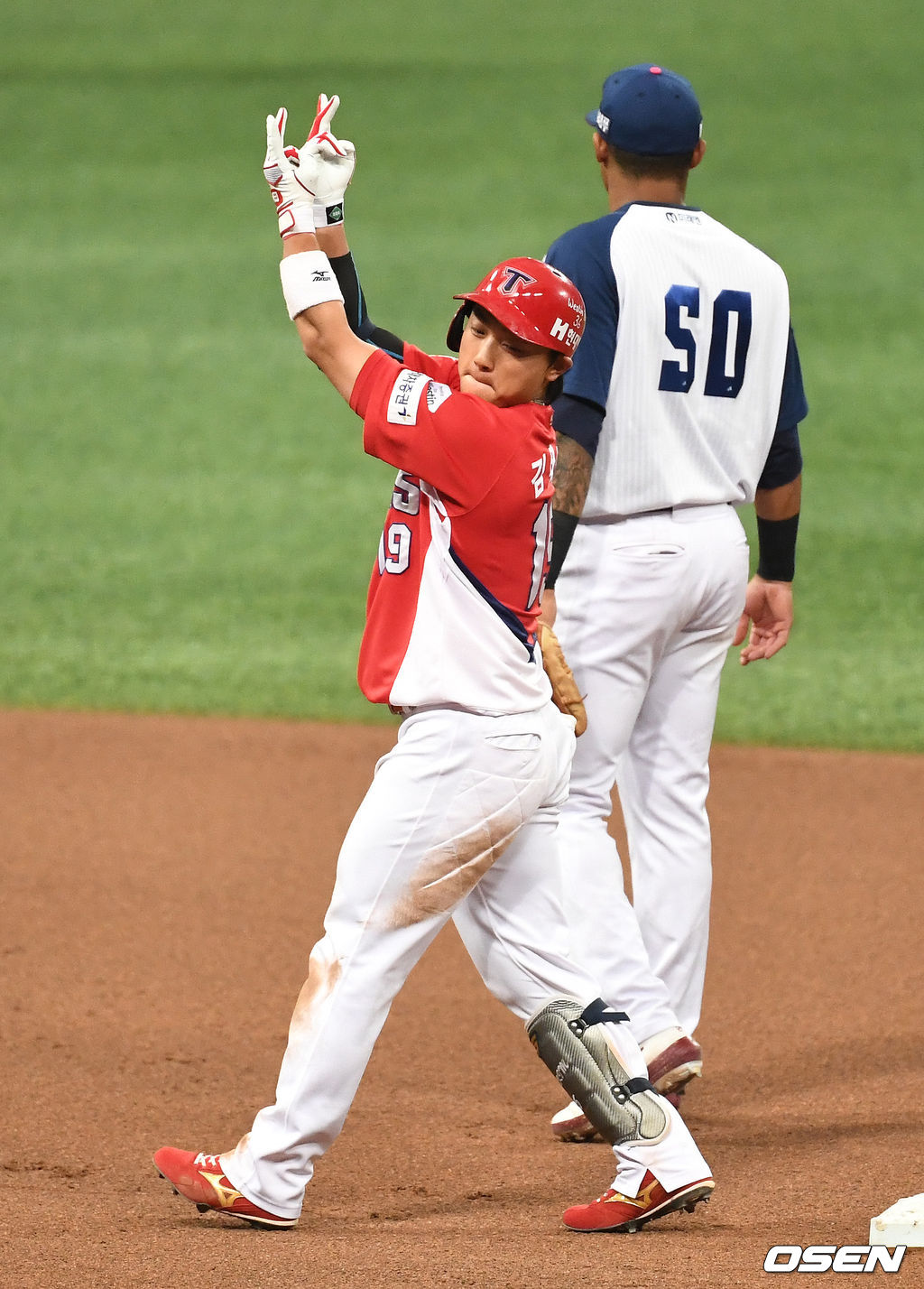 8회초 1사 1루 상황 KIA 김태진이 역전 1타점 좌중간 2루타를 날리고 2루에 안착해 세리머니를 하고 있다. / dreamer@osen.co.kr