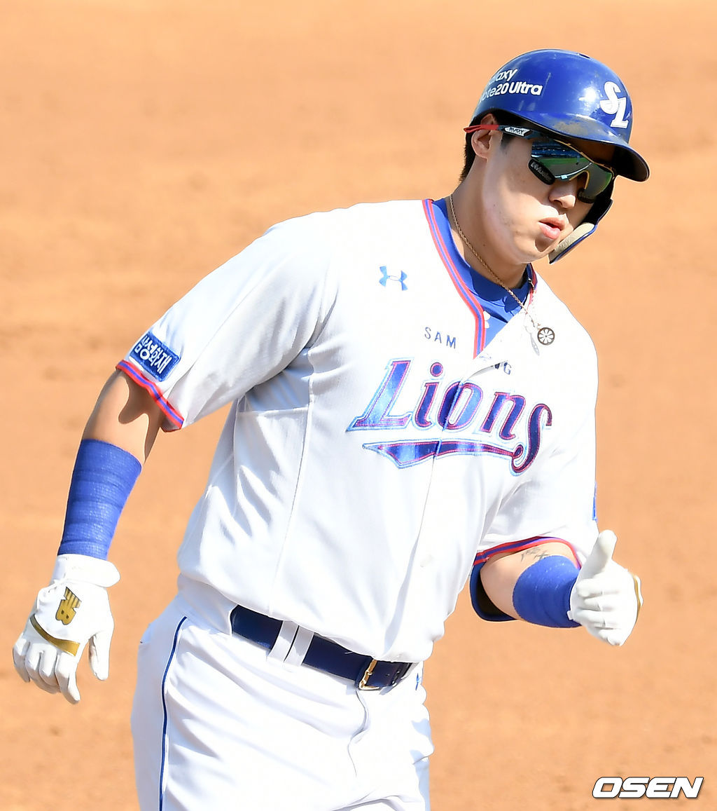 1일 오후 대구삼성라이온즈파크에서 ‘2020 신한은행 SOL KBO 리그’ 삼성 라이온즈와 KT 위즈의 경기가 열렸다.2회말 무사 삼성 김동엽이 동점 솔로 홈런을 날린 뒤 세레모니를 하고 있다./ksl0919@osen.co.kr