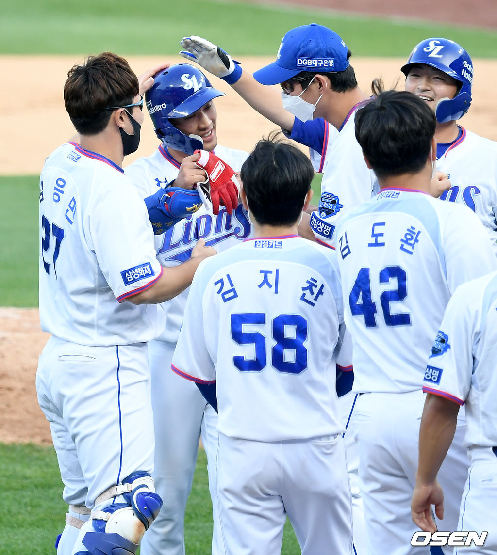1일 오후 대구삼성라이온즈파크에서 ‘2020 신한은행 SOL KBO 리그’ 삼성 라이온즈와 KT 위즈의 경기가 열렸다.이날 경기는 삼성 라이온즈가 KT 위즈를 상대로 7-6으로 승라했다. 승리가 확정된 순간 삼성 라이온즈 선수들이 기쁨을 나누고 있다./ksl0919@osen.co.kr
