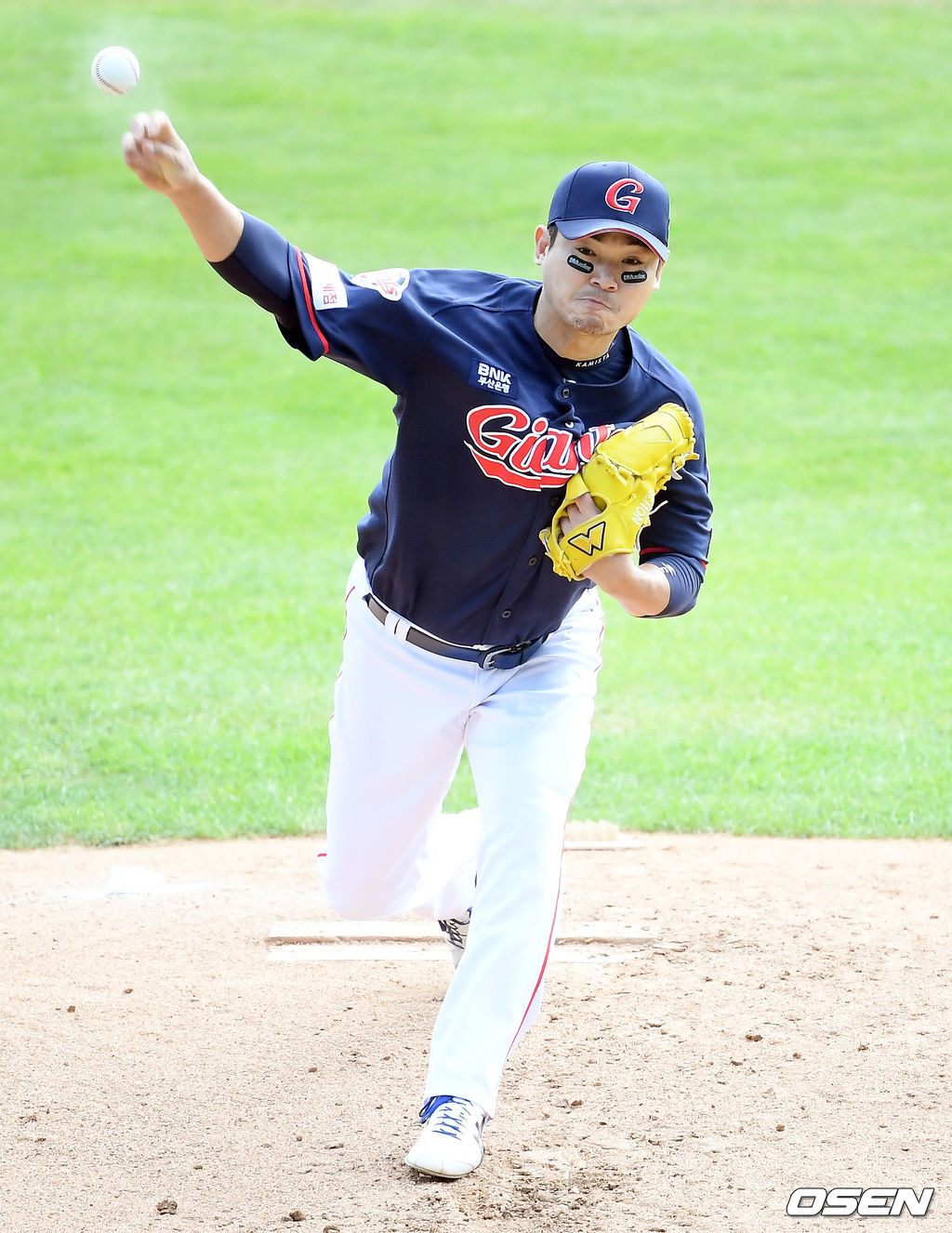 1일 오후 서울 잠실야구장에서 ‘2020 신한은행 SOL KBO 리그’ LG 트윈스와 롯데 자이언츠의 경기가 열렸다.1회말 마운드에 오른 롯데 선발 노경은이 공을 뿌리고 있다. /cej@osen.co.kr