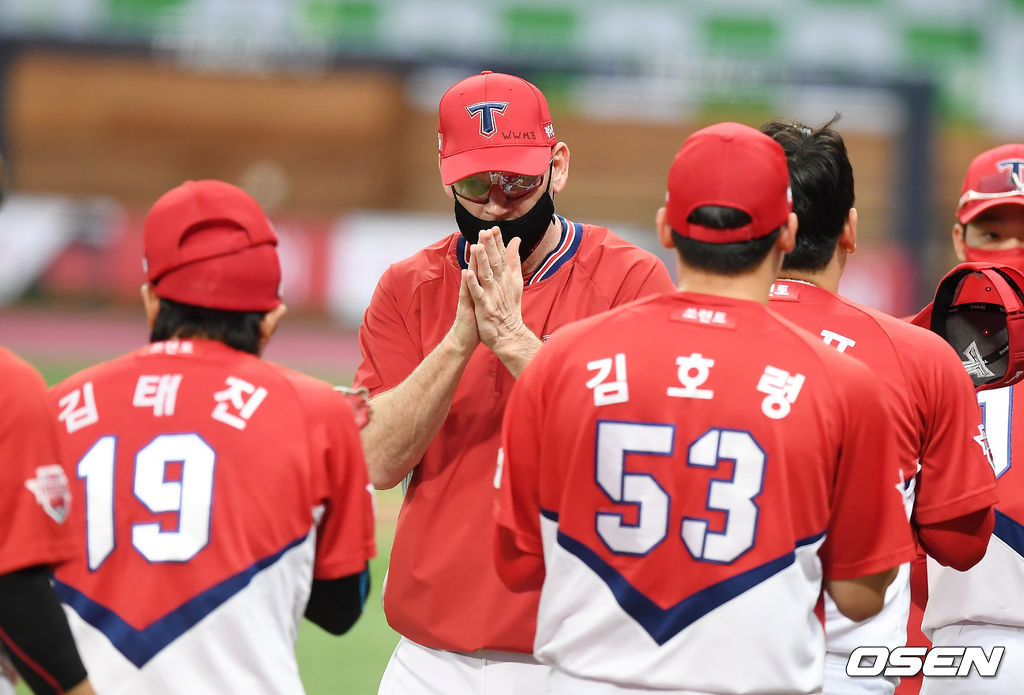 KIA는 1일 서울 고척스카이돔에서 열린 ‘2020 신한은행 SOL KBO리그’ 키움 히어로즈와의 원정경기에서 3-1로 승리했다. 승리를 거둔 KIA 윌리엄스 감독이 선수들과 기뻐하고 있다. /youngrae@osen.co.kr