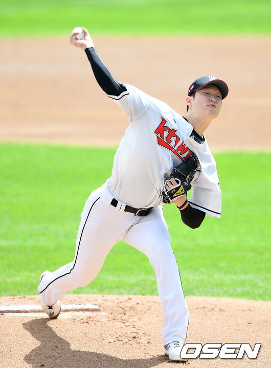 13일 오후 수원 KT위즈파크에서 ‘2020 신한은행 SOL KBO 리그’ KT 위즈와  한화 이글스의 경기가 열렸다.1회초 KT 선발 배제성이 마운등에 올라 힘차게 공을 뿌리고 있다./ksl0919@osne.co.kr