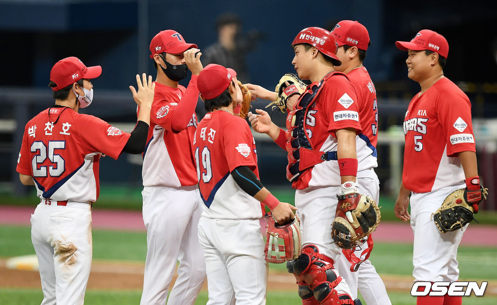 KIA는 1일 서울 고척스카이돔에서 열린 ‘2020 신한은행 SOL KBO리그’ 키움 히어로즈와의 원정경기에서 3-1로 승리했다. 승리를 거둔 KIA 선수들이 기뻐하고 있다. /youngrae@osen.co.kr