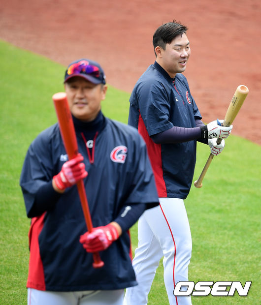 경기에 앞서 롯데 이대호, 안치홍이 타격 훈련을 하고 있다. /jpnews@osen.co.kr