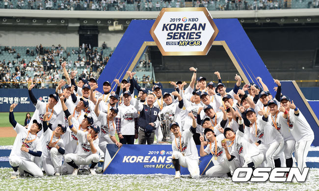 우승을 차지한 두산 선수들이 기념촬영을 하고 있다.  /sunday@osen.co.kr