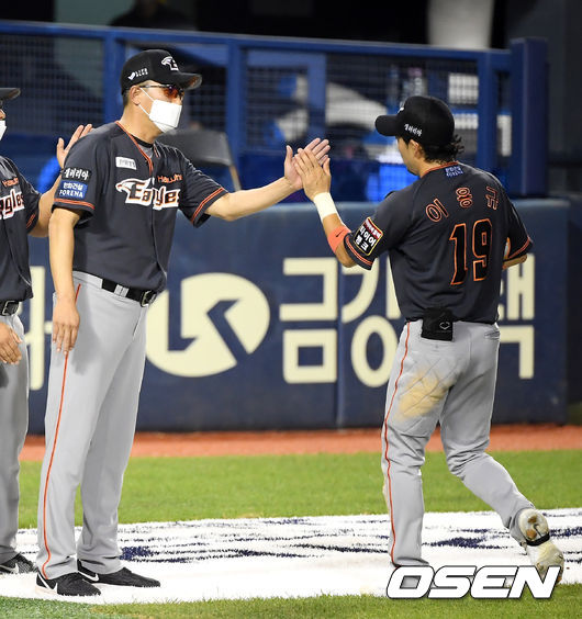  경기 종료 후 한화 최원호 감독대행이 이용규와 승리를 기뻐하고 있다. /cej@osen.co.kr