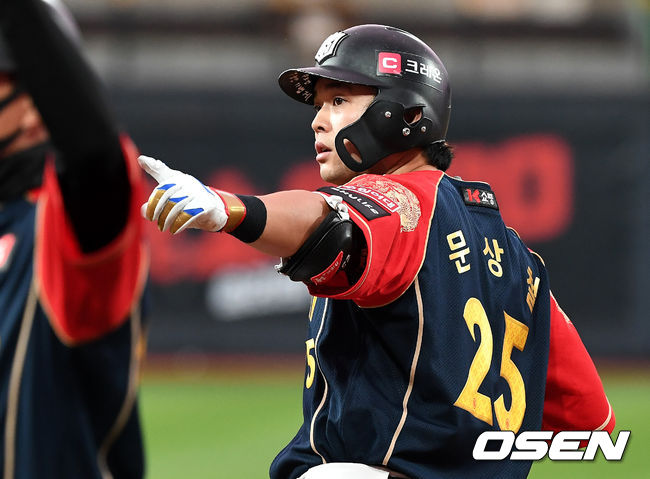 8회말 1사 1, 3루 상황 KT 문상철이 다시 앞서가는 1타점 적시타를 날리고 1루에 안착해 기뻐하고 있다. / dreamer@osen.co.kr