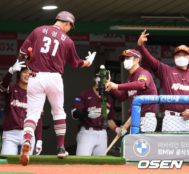 4회초 키움 선두타자 허정협이 중월 솔로 홈런을 날린 후 덕아웃에서 손혁감독에게 장난감 총을 받고 있다./rumi@osen.co.kr