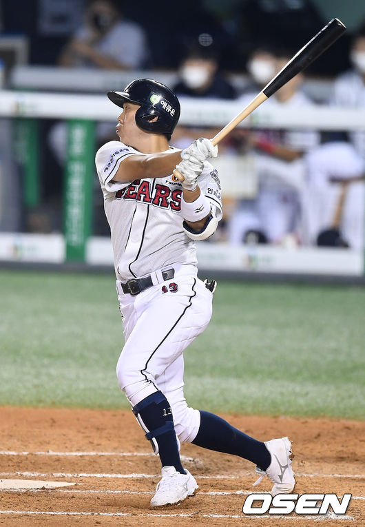 8일 오후 서울 잠실야구장에서 '2020 신한은행 SOL KBO리그' 두산 베어스와 KT 위즈의 경기가 열렸다. 6회말 무사 두산 허경민이 안타를 때려내고 있다. /youngrae@osen.co.kr