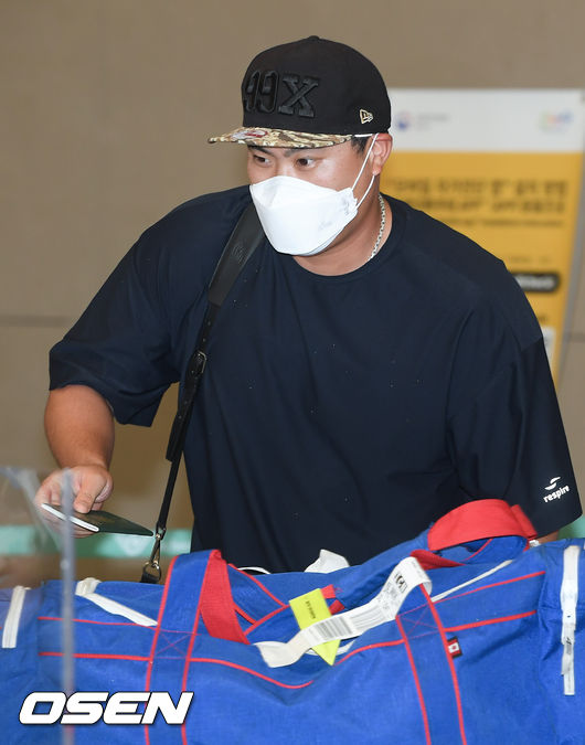 토론토 블루제이스 류현진이 2일 오후 인천국제공항릍 통해 귀국했다. 류현진은 신종 코로나바이러스 감염증(코로나19) 방역 방침에 따라 2주 간 자가격리에 돌입한다. 공식 기자회견은 자가격리 이후 별도 진행할 예정이다. / soul1014@osen.co.kr