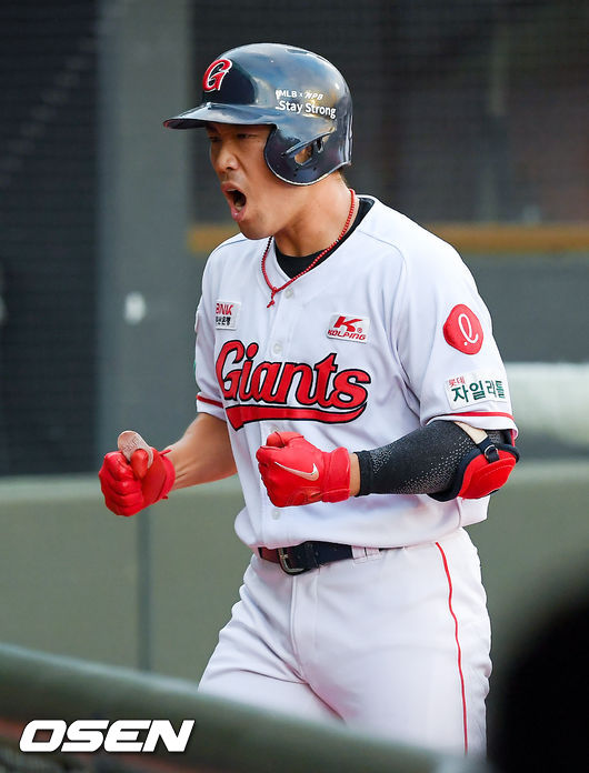 롯데 전준우가 3점 홈런을 날린 뒤 포효하고 있다 / soul1014@osen.co.kr