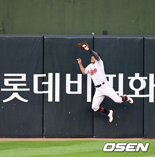4회초 2사에서 롯데 전준우가 삼성 구자욱의 타구를 처리하고 있다. /jpnews@osen.co.kr