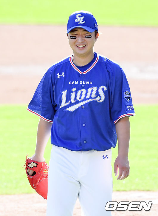7회말 이닝종료 후 삼성 선발투수 최채흥이 미소 지으며 더그아웃으로 들어가고 있다. / soul1014@osen.co.kr