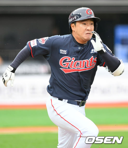 정훈이 1루로 전력 질주하고 있다./ksl0919@osen.co.kr