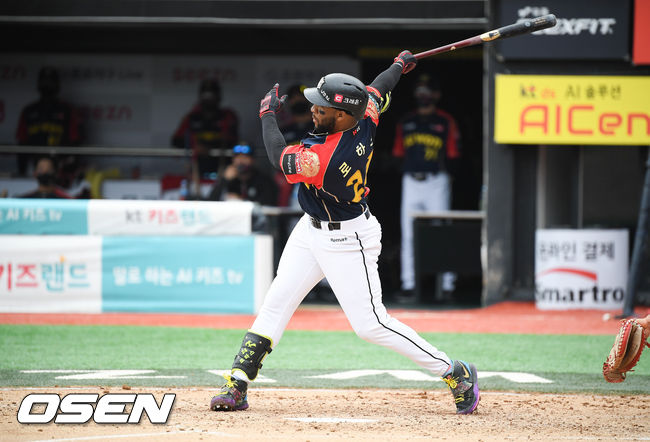 3일 오후 경기도 수원시 수원KT위즈파크에서 KBO리그 KT 위즈와 LG 트윈스의 더블헤더 1차전이 진행됐다.3회말 2사 1루 KT 로하스가 선취 2점 홈런을 날리고 있다. / soul1014@osen.co.kr