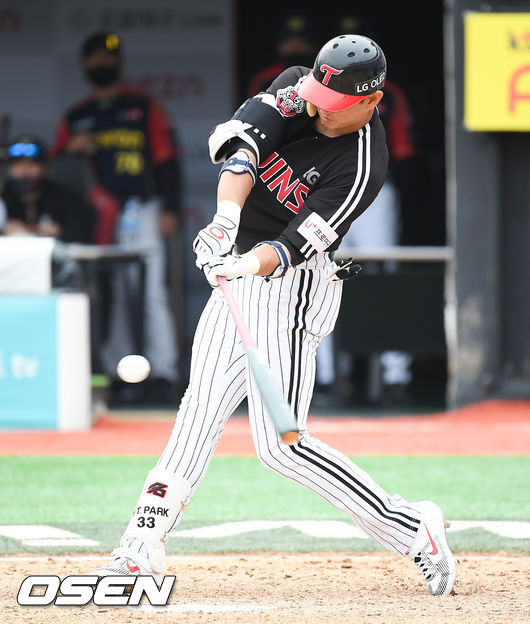 3일 오후 경기도 수원시 수원KT위즈파크에서 KBO리그 KT 위즈와 LG 트윈스의 더블헤더 1차전이 진행됐다.5회초 1사 만루 LG 대타 박용택이 동점 2타점 적시타를 날리고 있다. / soul1014@osen.co.kr