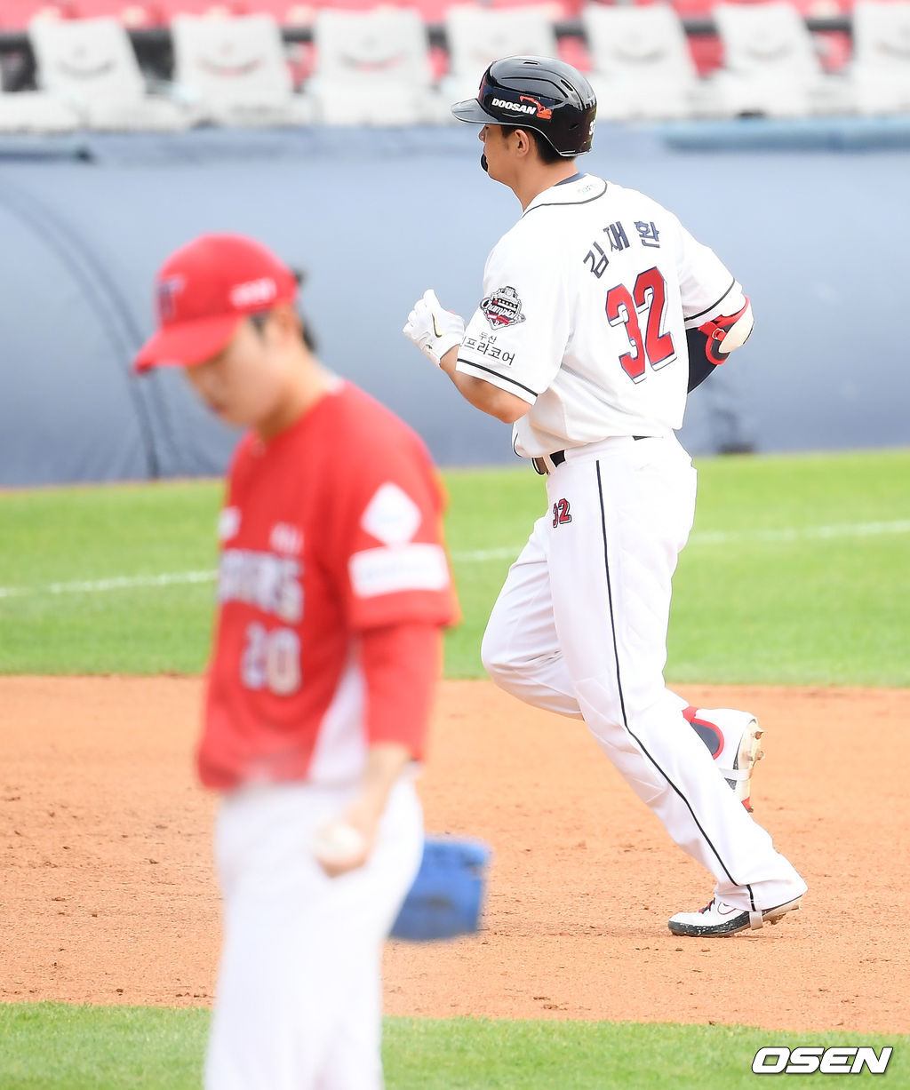 김재환,&apos;추격 의지를 꺾는 투런포&apos;