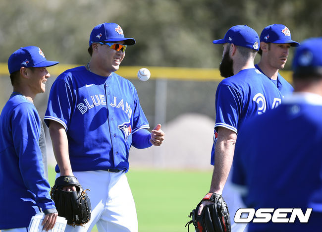 류현진이 맷 슈메이커와 이야기 나누며 미소 짓고 있다.  / soul1014@osen.co.kr