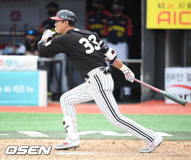 3일 오후 경기도 수원시 수원KT위즈파크에서 KBO리그 KT 위즈와 LG 트윈스의 더블헤더 1차전이 진행됐다.5회초 1사 만루 LG 대타 박용택이 동점 2타점 적시타를 날리고 있다. 이 안타로 박용택은 KBO 최초 2500안타에 안타 한개를 남겨 놓고 있다. / soul1014@osen.co.kr