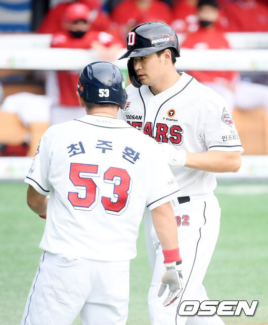 3일 오후 서울 잠실구장에서 ‘2020 신한은행 SOL KBO리그’ 두산 베어스와 KIA 타이거즈의 경기가 열렸다. 4회말 무사 1루 두산 김재환이 달아나는 우월 투런 홈런을 때려낸 뒤 최주환의 환영을 받고 있다. /cej@osen.co.kr
