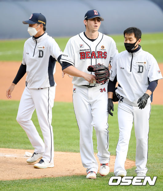 6회초 무사 1루 두산 플렉센이 교체되고 있다. /cej@osen.co.kr