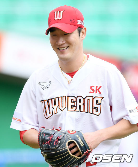 3회초를 마친 SK 선발 박종훈이 환하게 미소지으며 덕아웃으로 향하고 있다./rumi@osen.co.kr