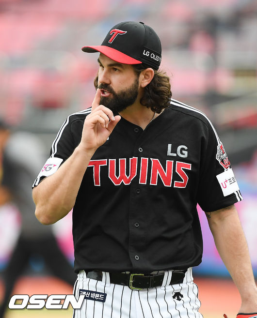 3일 오후 경기도 수원시 수원KT위즈파크에서 KBO리그 KT 위즈와 LG 트윈스의 더블헤더 1차전이 진행됐다.7회말 이닝종료 후 LG 켈리가 3루 주자 박경수에게 손짓하고 있다.  / soul1014@osen.co.kr