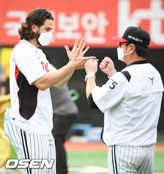 경기종료 후 승리투수가 된 LG 켈리가 류중일 감독의 축하를 받고 있다. / soul1014@osen.co.kr