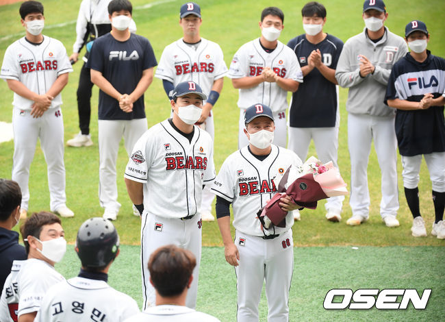 두산 베어스가 2연승을 달리며 단독 5위를 만들었다.두산은 3일 서울 잠실구장에서 열린 ‘2020 신한은행 SOL KBO리그’ KIA 타이거즈와 팀 간 14차전에서 7-2로 승리했다. 이날 승리로 두산 김태형 감독은 개인 통산 500승을 달성했다. 841경기 만에 달성한 역대 최소 경기 달성이다.경기 종료 후 두산 김태형 감독이 역대 최소경기 500승 달성 기념 시상식에서 오재일과 포즈를 취하고 있다. /cej@osen.co.kr