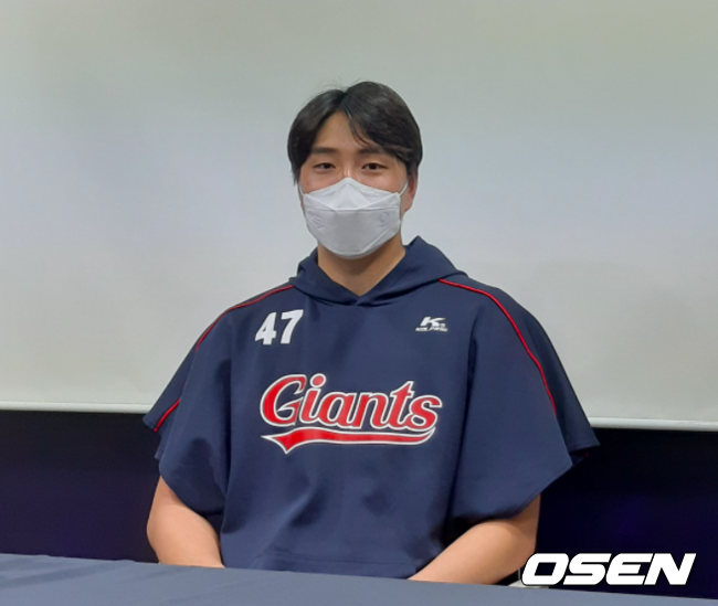 롯데 이승헌이 3일 사직 한화전 승리 후 인터뷰를 하고 있다. /waw@osen.co.kr