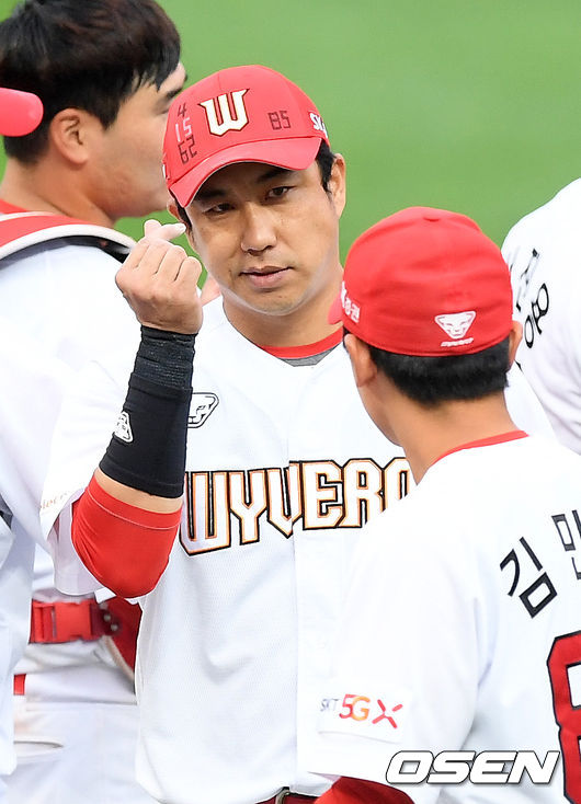김강민,&apos;승리의 손하트&apos;