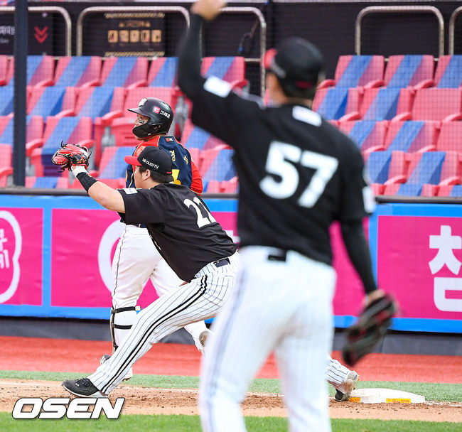 3일 오후 경기도 수원시 수원KT위즈파크에서 KBO리그 KT 위즈와 LG 트윈스의 더블헤더 2차전이 진행됐다.2회말 무사 1,2루 KT 박경수가 삼중살로 아웃되고 있다. / soul1014@osen.co.kr