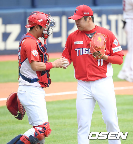 3일 오후 서울 잠실구장에서 ‘2020 신한은행 SOL KBO리그’ 두산 베어스와 KIA 타이거즈의 경기가 열렸다. 1회말 무사 1,2루 KIA 선발 이민우가 두산 최주환을 볼넷으로 내보내며 만루를 만들들자 포수 김민식이 마운드에 올라 격려하고 있다. /cej@osen.co.kr