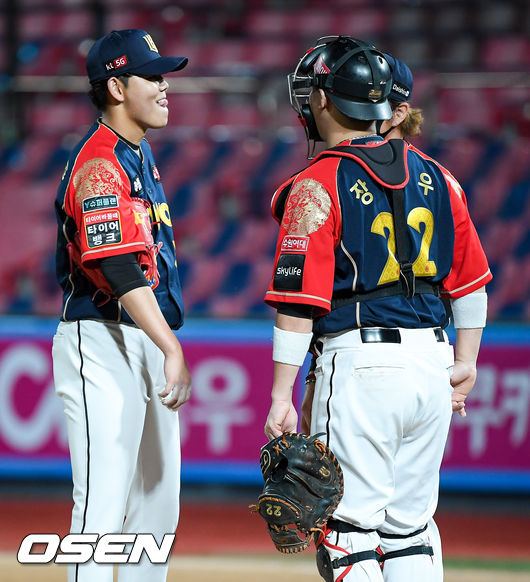 3일 오후 경기도 수원시 수원KT위즈파크에서 KBO리그 KT 위즈와 LG 트윈스의 더블헤더 2차전이 진행됐다.6회초 KT 선발투수 소형준이 박승민 투수 코치와 이야기 나누며 미소 짓고 있다 / soul1014@osen.co.kr