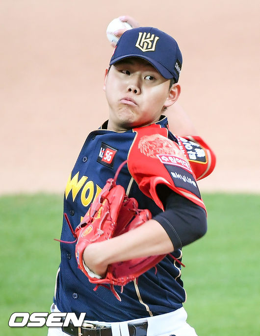 3일 오후 경기도 수원시 수원KT위즈파크에서 KBO리그 KT 위즈와 LG 트윈스의 더블헤더 2차전이 진행됐다.1회초 KT 선발투수 소형준이 역투하고 있다. / soul1014@osen.co.kr