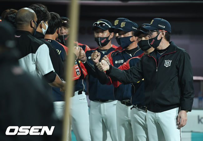 경기종료 후 KT 이강철 감독이 시즌 11승 거둔 소형준과 하이파이브를 하고 있다.  / soul1014@osen.co.kr