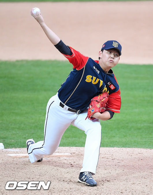 3일 오후 경기도 수원시 수원KT위즈파크에서 KBO리그 KT 위즈와 LG 트윈스의 더블헤더 2차전이 진행됐다.1회초 KT 선발투수 소형준이 역투하고 있다. / soul1014@osen.co.kr