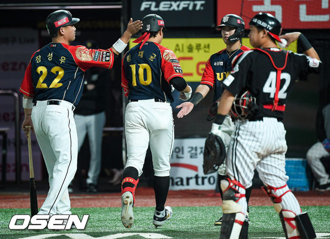 3일 오후 경기도 수원시 수원KT위즈파크에서 KBO리그 KT 위즈와 LG 트윈스의 더블헤더 2차전이 진행됐다.8회말 2사 1,2루 KT 황재균이 3점 홈런을 날리고 동료들의 축하를 받고 있다  / soul1014@osen.co.kr
