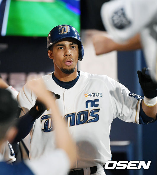 홈을 밟은 알테어가 덕아웃에서 동료들과 하이파이브를 하고 있다./ rumi@osen.co.kr