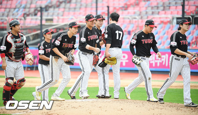 경기종료 후 LG 선수들이 승리의 기쁨을 나누고 있다. / soul1014@osen.co.kr