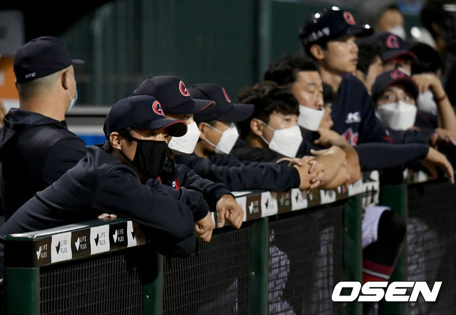 허문회 감독과 롯데 선수단이 그라운드를 바라보고 있다./ksl0919@osen.co.kr