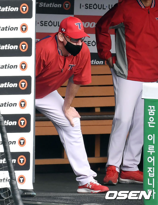 KIA 윌리엄스 감독이 경기를 지켜보고 있다. /cej@osen.co.kr