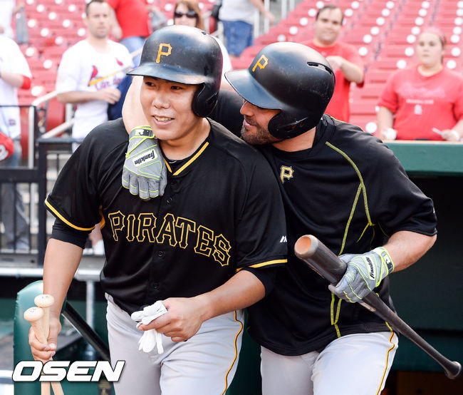 강정호(왼쪽)에게 장난을 치는 서벨리 /soul1014@osen.co.kr